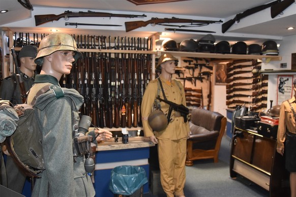 HANDOUT - 27.10.2025, Nordrhein-Westfalen, Remscheid: In Remscheid bei Wuppertal haben Polizisten ein gro