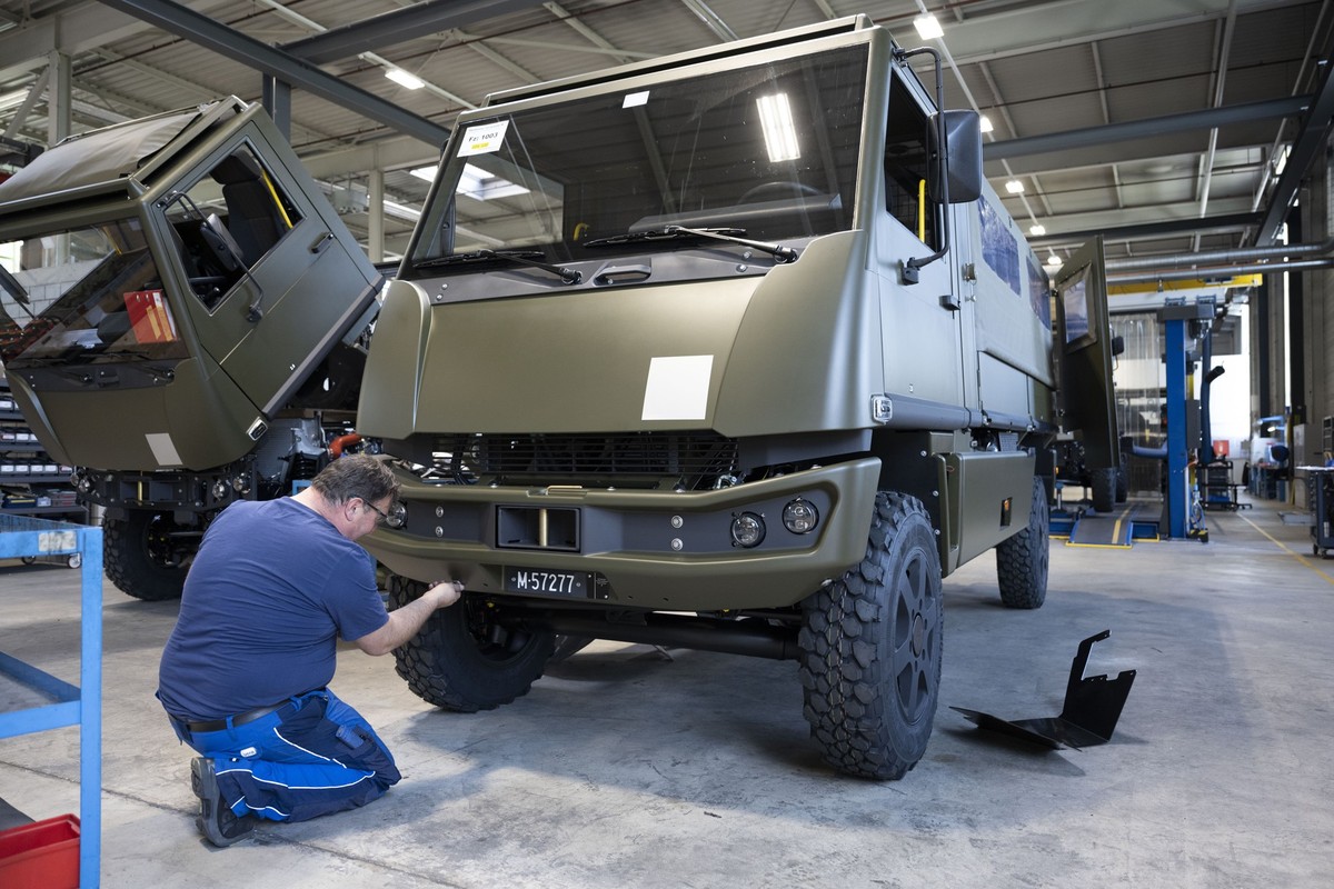 Ein Mitarbeiter befestigt die Stossstange eines Duro, fotografiert am Mittwoch, 8. September 2021 bei General Dynamics European Land Systems-Mowag AG in Ermatingen. Das Duro Modernisierungs- oder auch ...