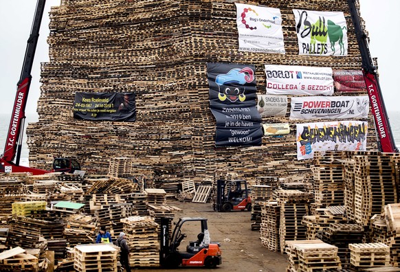 epa07254126 A huge tower of wooden pallets is build up for the traditional New Year&#039;s Eve bonfire at the beach of Scheveningen, The Netherlands, 30 December 2018. The pallets wil be set on fire o ...