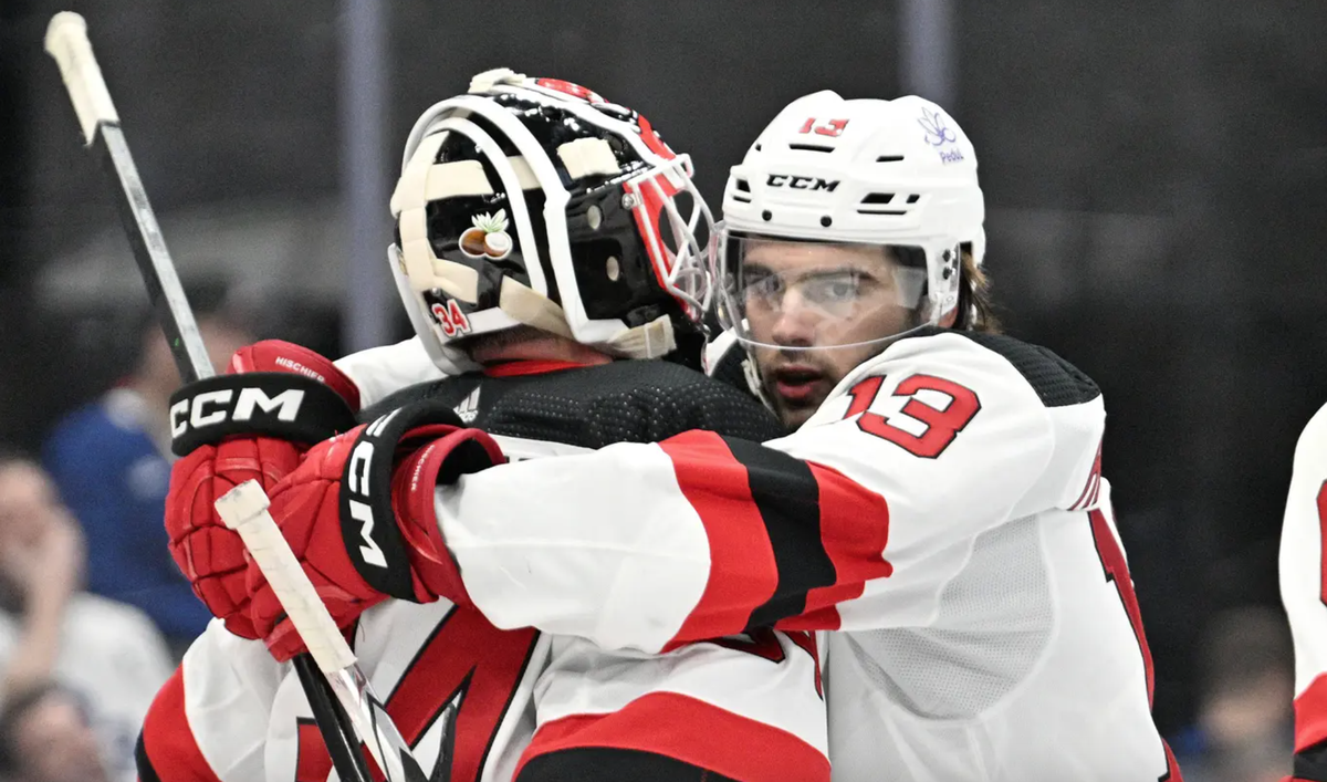 Nico Hischier dans les bras de Jake Allen