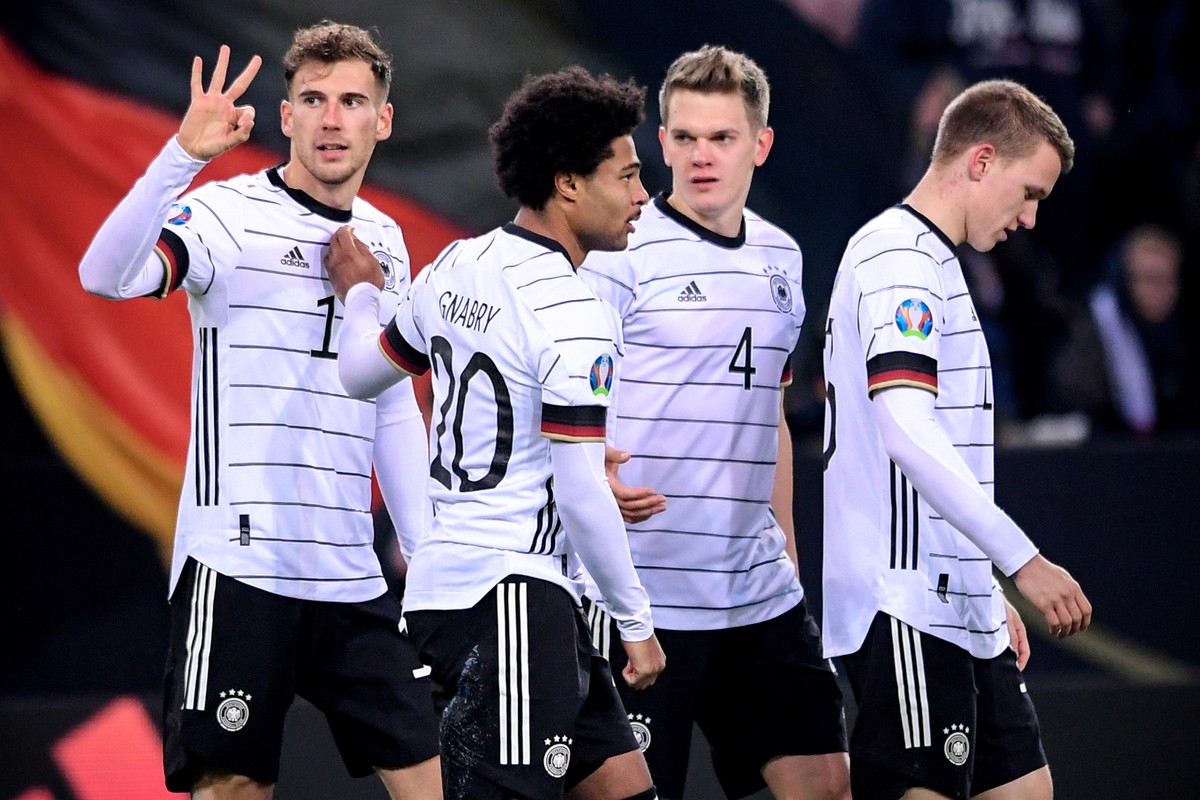 epa08002421 Germany's Leon Goretzka (L) celebrates with his teammates after scoring the 2-0 lead during the UEFA EURO 2020 Group C qualifying soccer match between Germany and Belarus at Borussia- ...