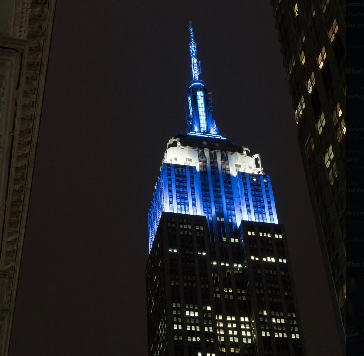 L'Empire State Building, dans le centre de Manhattan, a été illuminé en bleu et blanc samedi soir de 22 heures à 23 heures.