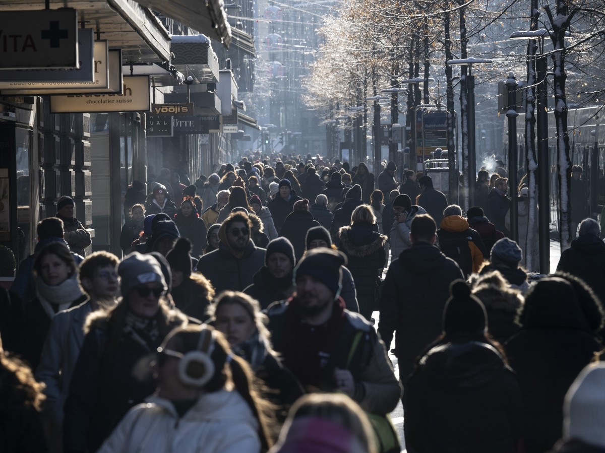 Menschen bewegen sich am Sonntagsverkauf durch die Bahnnofstrasse, aufgenommen am Sonntag, 3. Dezember 2023 in Zuerich. (KEYSTONE/Ennio Leanza)