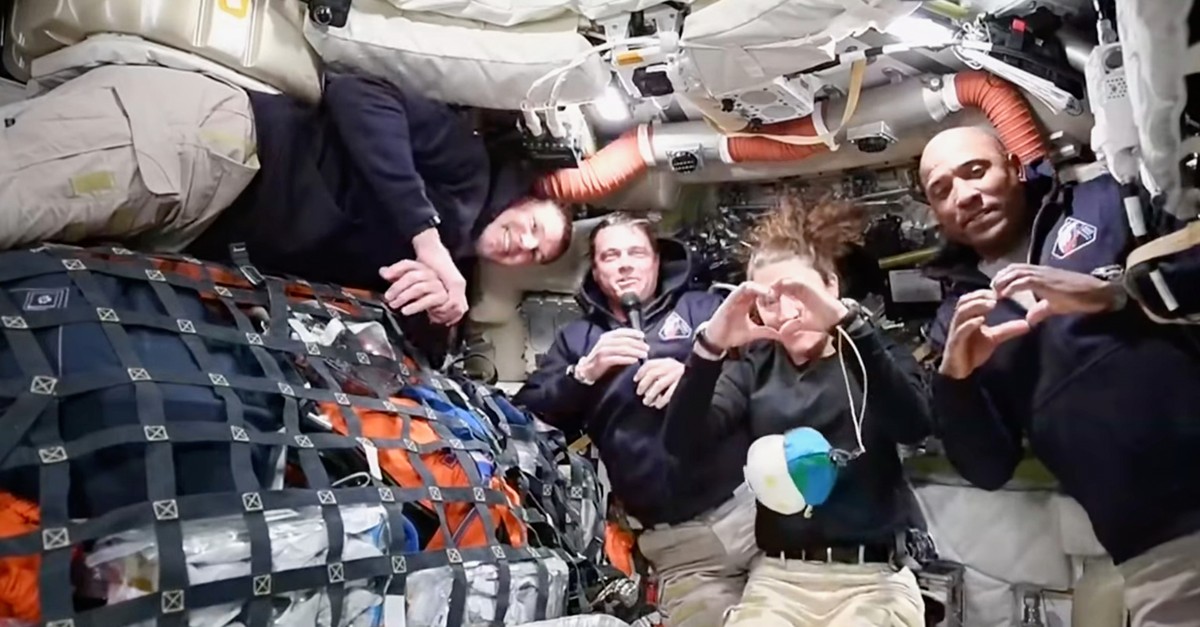 Auf dem Weg zum Mond und zum 1. Mal seit 50 Jahren: Astronauten verlassen Erdumlaufbahn