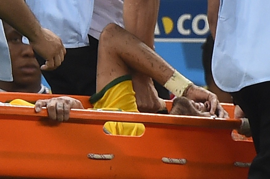 Der körperliche – und wohl auch der psychische – Schmerz ist gross, als Neymar aus dem Stadion getragen wird.