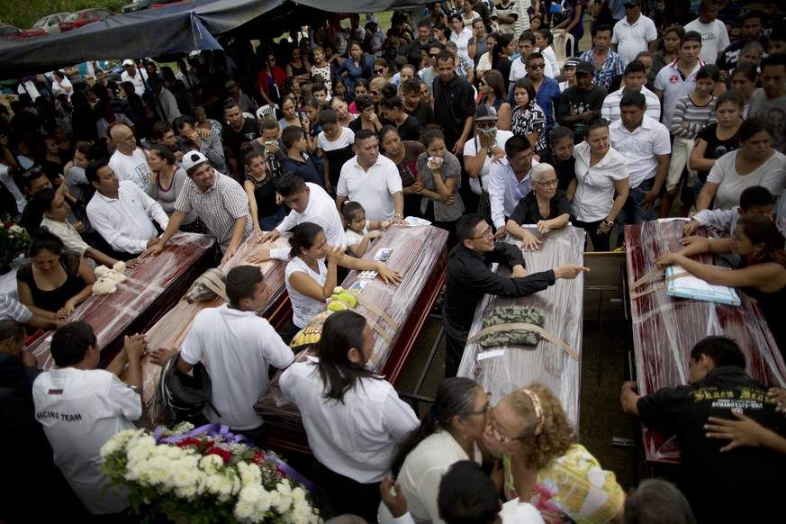Angehörige trauern an den Särgen ihrer Verwandten in Portoviejo.