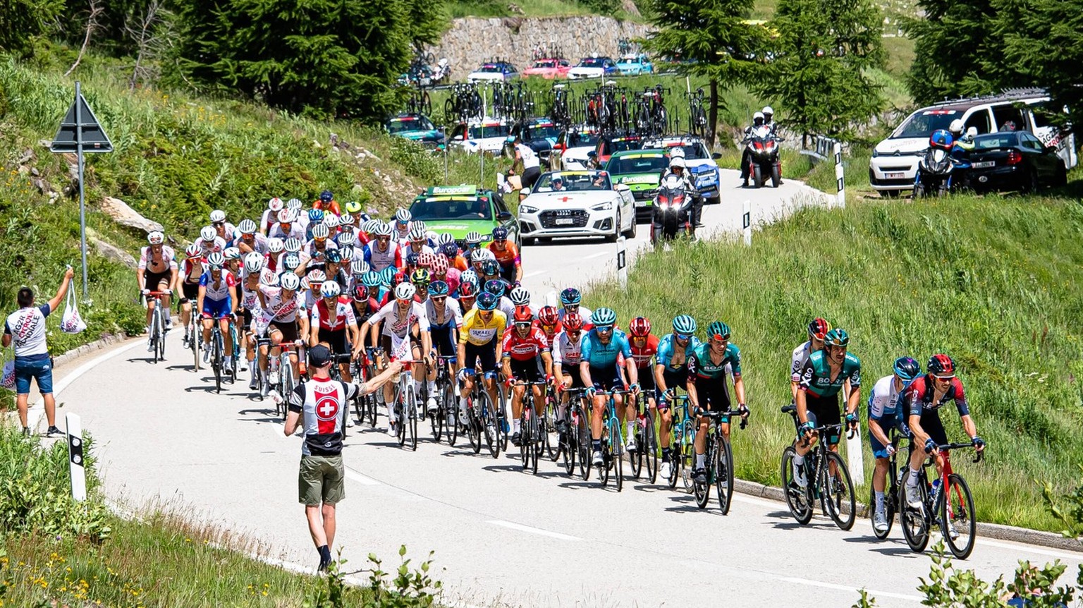 Peloton: Tour de Suisse - Men 2022 - 6. Stage Peloton Querformat - quer - horizontal - Landscape - Event/Veranstaltung: Tour de Suisse - Elite Men - 6. Stage - Category/Kategorie: Cycling - Road cycli ...