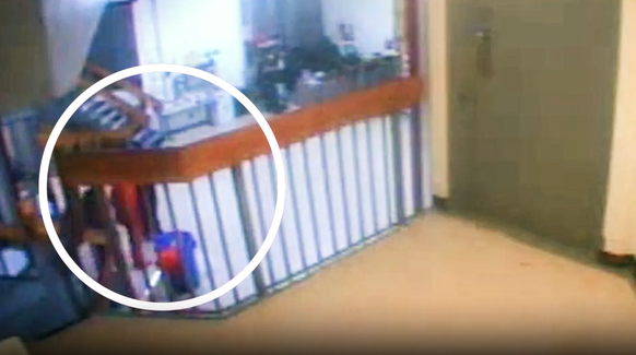 9. August 2019: Jeffrey Epstein wird von zwei Wärtern in seine Zelle gebracht.