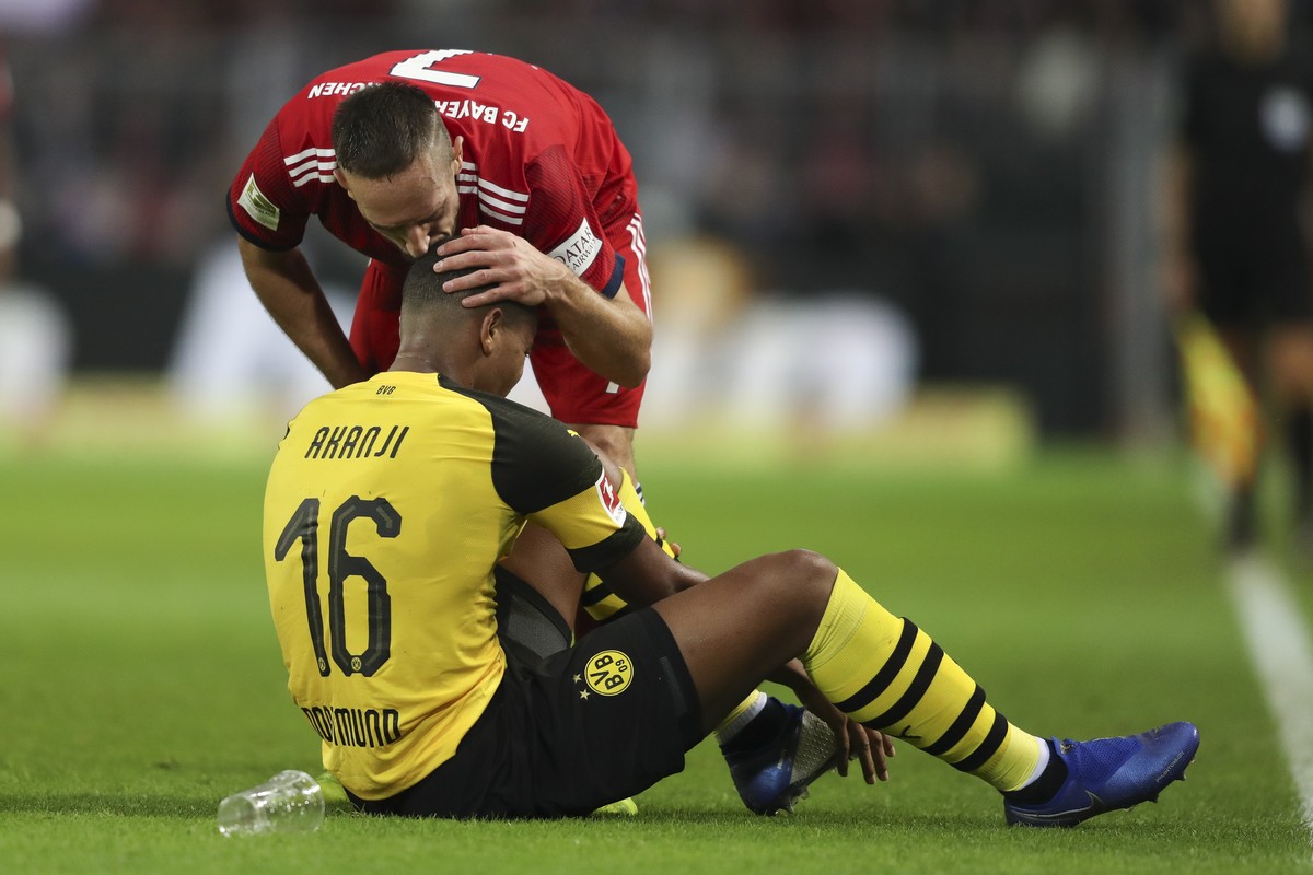 epa07156199 Dortmund's Manuel Akanji (L) and Bayern's Franck Ribery (R) during the German Bundesliga soccer match between Borussia Dortmund and Bayern Munich in Dortmund, Germany, 10 Novembe ...