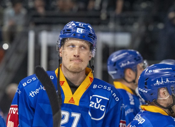 Die Zuger mit Gabriel Carlsson, mitte, reagieren nach der Niederlage nach dem Eishockey Playoff Viertelfinalspiel, Spiel 3 der National League zwischen dem EV Zug und dem HC Davos am Dienstag, 18. Mae ...