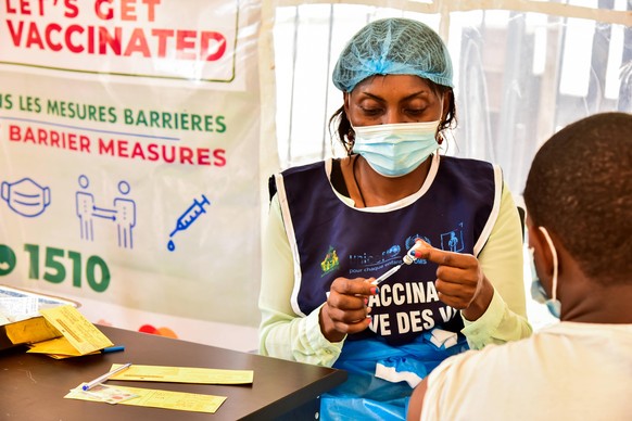Eine Pflegerin bereitet in Yaoundé eine Impfung vor.