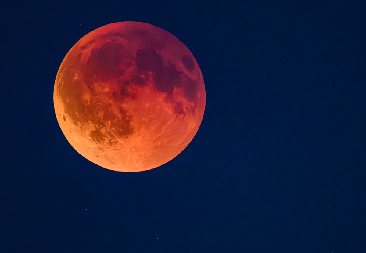 dpatopbilder - 07.09.2025, Brandenburg, Lebus: Eine totale Mondfinsternis ist als sogenannter Blutmond am Abendhimmel zu sehen. Foto: Patrick Pleul/dpa +++ dpa-Bildfunk +++