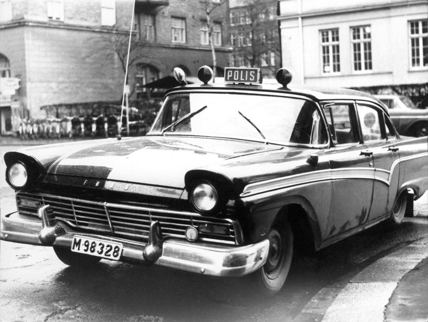 MALM÷ 1960s. Without caption. Note Police cars Police Ford Registration plates CD460 sites: MALM÷ SWEDEN Malmˆ Sweden sp_sw x5600x *** MALM÷ 1960s Without caption Note Police cars Police Ford Registra ...