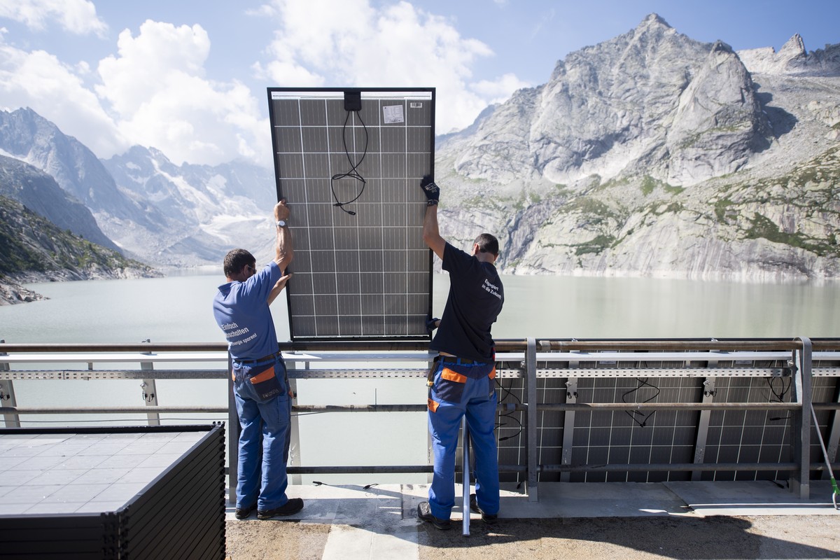 Arbeiter montieren Panels der Solar-Grossanlage des Elektrizitaetswerk der Stadt Zuerich (ewz) am Albigna-Stausee, aufgenommen am Montag, 10. August 2020, in Bregaglia. Mit