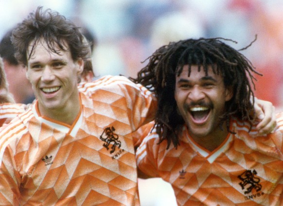 Gullit jubelt zusammen mit van Basten über den Gewinn der Europameisterschaft.