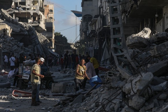 epa12417253 Palestiians inspect destroyed buildings following an Israeli air strike during an Israeli military operation in Gaza City, Gaza Strip, 30 September 2025. More than 65,600 Palestinians have ...