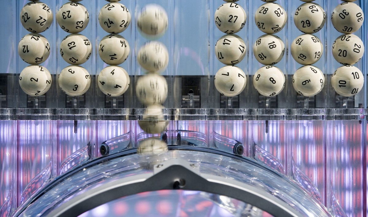 Lottokugeln fallen fuer die Ziehung der Lottozahlen des Schweizer Zahlenlottos swisslotto am 20. Maerz 2007 im Studio des Schweizer Fernsehens SF in Zuerich von einer Roehre in die Lottomaschine. Swis ...