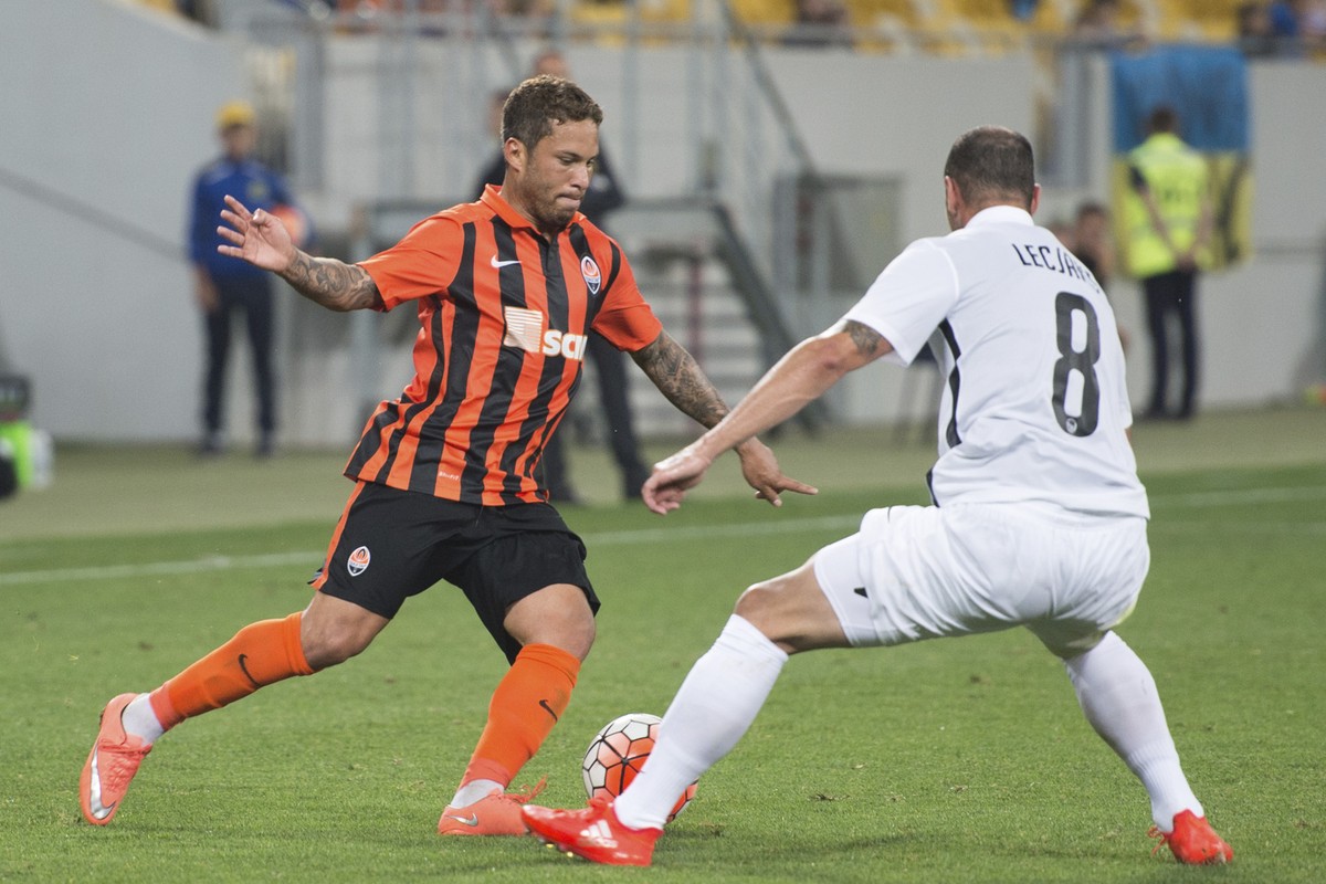 26.7.2016; Lemberg; Fussball Champions League - Qualifikation; FC Shakhtar Donetsk - Berner Young Boys; Marlos (links) gegen Jan Lecjaks (YB) (Claudio de Capitani/freshfocus)