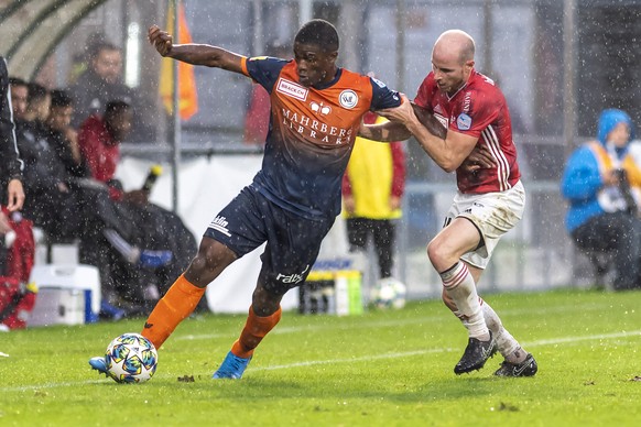 Le joueur St Gallois, Kwadwo Duah, gauche, lutte pour le ballon avec le joueur lausannois, Andy Laugeois, droite, lors de la rencontre de football du Championnat Suisse de Challenge League entre le FC ...