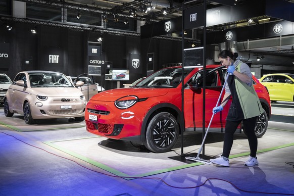 Eine Frau reinigt den Boden an der Auto Zuerich Messe, aufgenommen am Mittwoch, 1. November 2023 in Zuerich. Die Auto Zuerich zeigt diverse Schweizer Premieren und Europapremieren und dauert vom 01. b ...