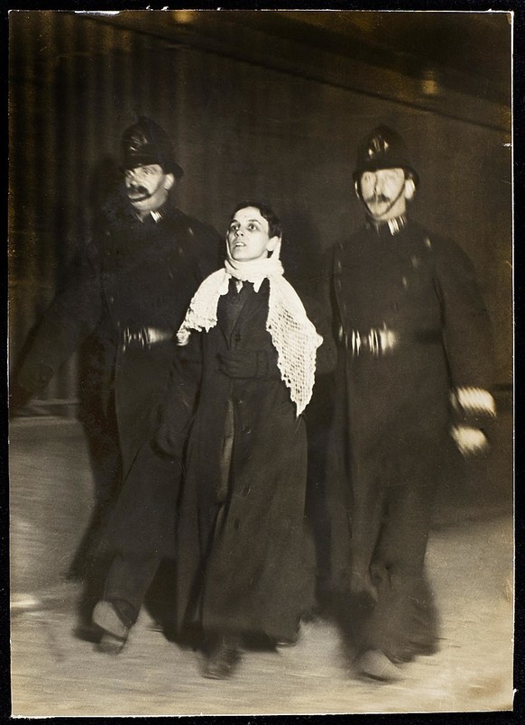 Verhaftung einer Suffragette am Schwarzen Freitag
https://de.wikipedia.org/wiki/Schwarzer_Freitag_(1910)#/media/Datei:Arrest_of_a_suffragette_on_Black_Friday1910-11-18_(22163159204).jpg