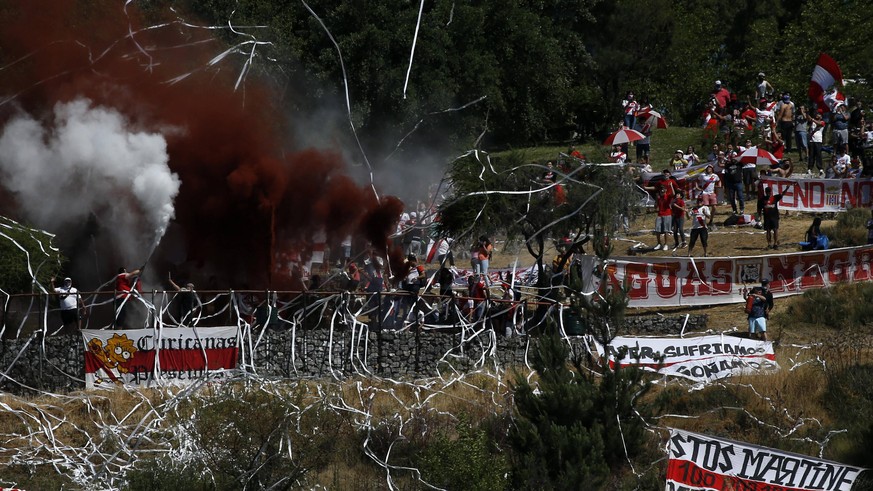 Futbol, Curico Unido vs Universidad Catolica. Decimoquinta fecha, campeonato Nacional 2020. Hinchas de Curico Unido alientan a su equipo desde el cerro Condell durante el partido de primera division c ...