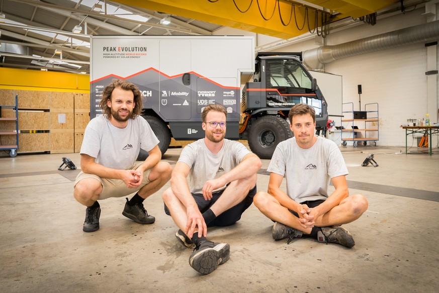 Die Gebrüder Koller (Patrik und David) und David Pröschel (r.) haben ein Elektro-Landwirtschaftsfahrzeug gebaut.