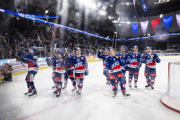 Zuerichs Spieler jubeln nach ihrem Sieg im Eishockeyspiel der National League zwischen den ZSC Lions und dem EHC Kloten, am Freitag, 29. September 2023 in der Swiss Life Arena in Zuerich. (KEYSTONE/Mi ...