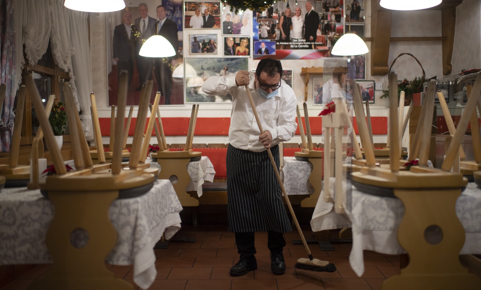 Aufraeumarbeiten im Restaurant &quot;La Carretta&quot;, aufgenommen am Freitag, 4. Dezember 2020, in Davos. Die Buendner Regierung hat heute einen Lockdown wegen des Coronavirus beschlossen. Unter and ...