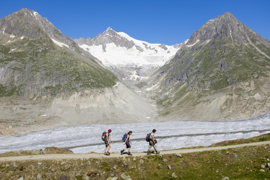 ARCHIV -- ZUM SDA-TEXT VOM DIENSTAG, 16. OKTOBER 2018, UEBER DEN ZUSTAND DER GLETSCHER NACH DEM HITZESOMMER, STELLEN WIR IHNEN FOLGENDES BILDMATERIAL ZUR VERFUEGUNG --People walk next to the Swiss Ale ...