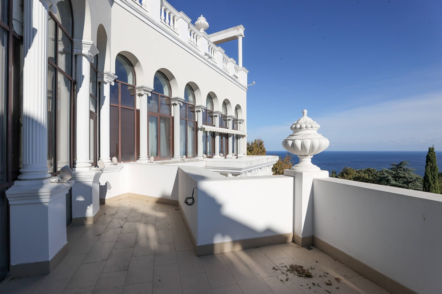 Russia: Zelensky s apartment in Crimea RUSSIA, REPUBLIC OF CRIMEA - OCTOBER 18, 2023: A view of a balcony of a nationalized apartment of Olena Zelenska, the wife of Ukrainian President Volodymyr Zelen ...