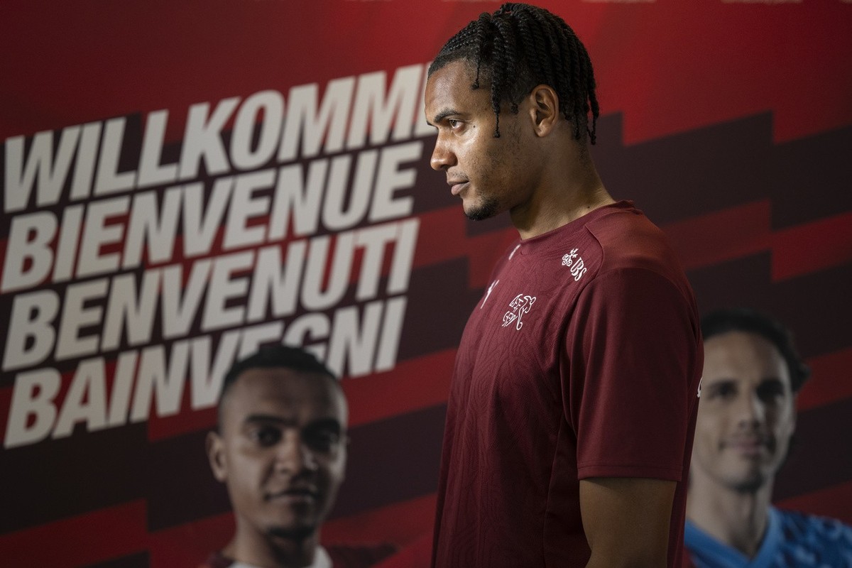 Manuel Akanji, aufgenommen bei einer Pressekonferenz der Schweizer Fussball Nationalmannschaft im Vorbereitungscamp zur Europameisterschaft, am Donnerstag, 6. Juni 2024, in St. Gallen. (KEYSTONE/Gian  ...