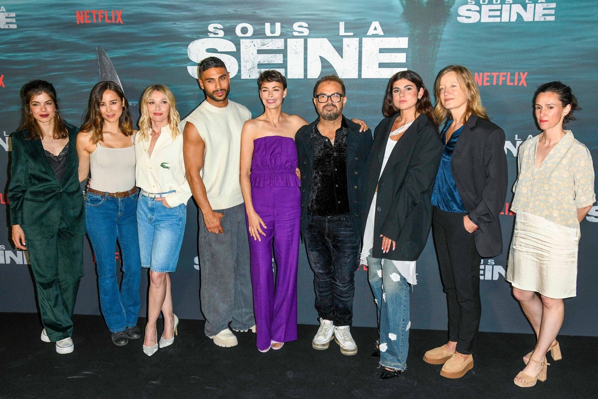 Sous La Seine Premiere - Paris A guest, Narisa Morimoto, Anne Marivin, Nassim Lyes, Berenice Bejo, Xavier Gens, Lea Leviant and guests attend the Sous La Seine Premiere at Grand Palais Immersif on Jun ...