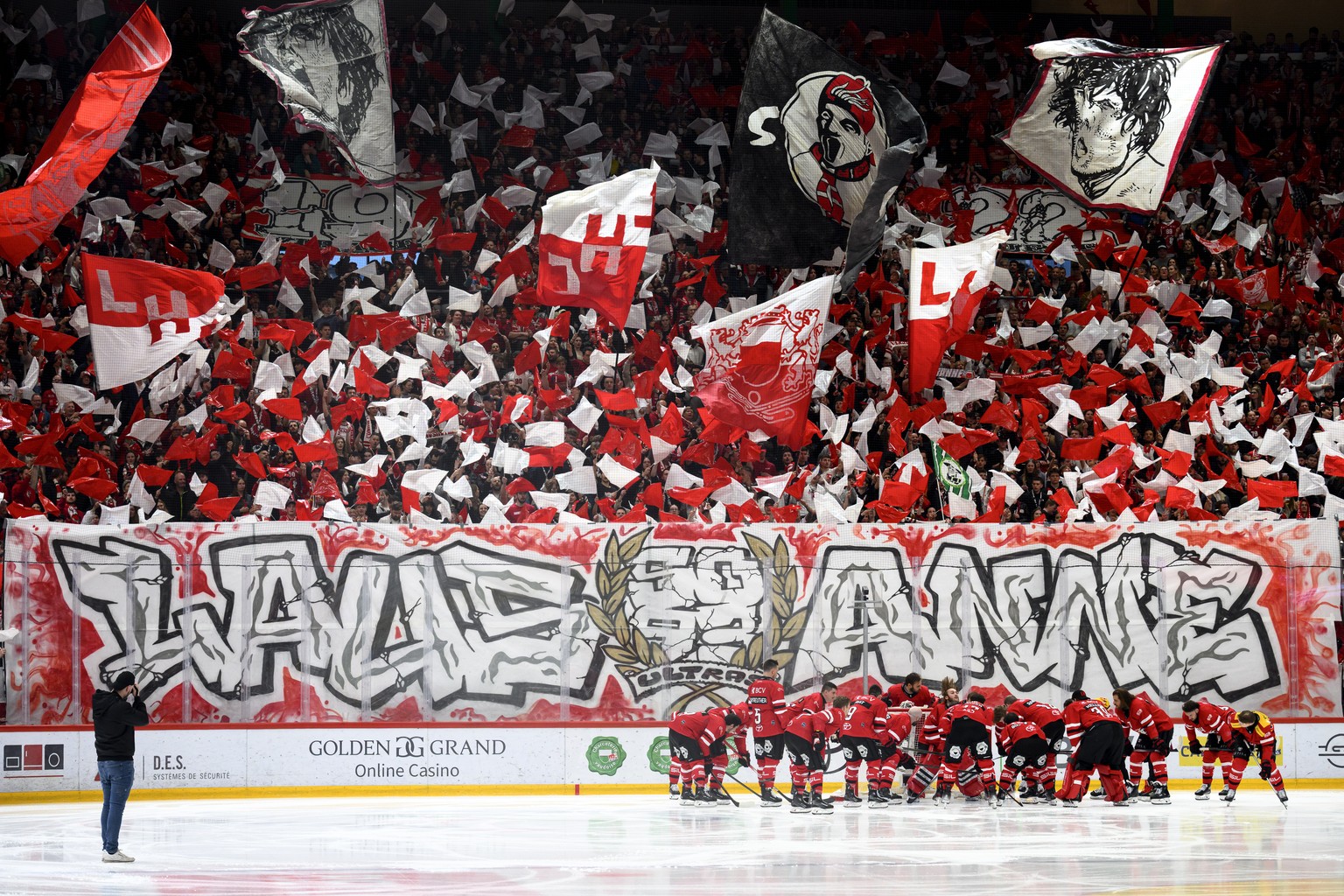 Les supporters ultra du LHC encouragent leurs joueurs au debut du 3e match de play-off des demi-finales du championnat suisse de hockey sur glace de National League entre Lausanne HC, LHC, et Fribourg ...