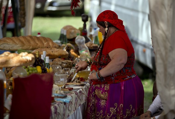 Eine Roma bereitet Essen vor für ein traditionelles Fest in&nbsp;Costesti, Rumänien. (8. Sept. 2014)&nbsp;