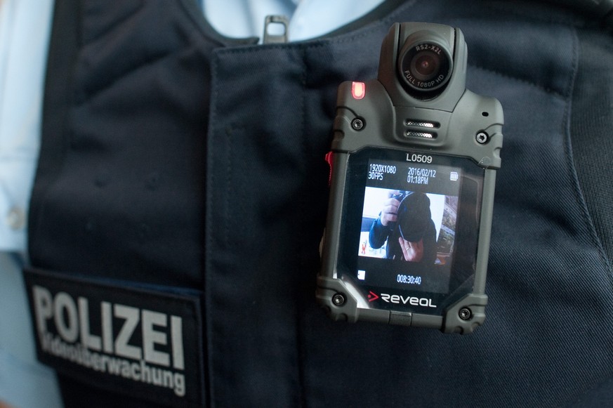 epa05156363 A federal policemen wearing the body camera Reveal RS2-X2L at the central station in Berlin, Germany, 12 February 2016. As of today, the federal police in Berlin tests the body cam for one ...