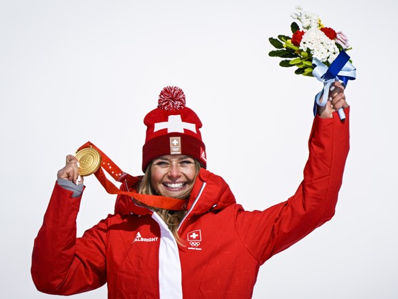 epa09757675 Gold medalist Corinne Suter of Switzerland celebrates during the victory ceremony of the women&#039;s downhill race at the Beijing 2022 Olympic Games at the Yanqing National Alpine Ski Cen ...