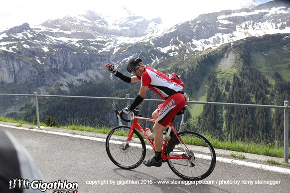 ERSTFELD-LINTHAL, 12.06.2016 - Auf der Veloestrecke ueber 104 km und 2800 Hm von Erstfeld ueber den Klausenpass nach Linthal und zurueck nach Erstfeld am Uerner Suntig am Gigathlon 2016. 

copyright b ...