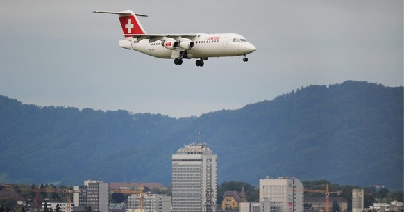 Ein Jumbolino der Fluggesellschaft Swiss vollzieht einen Suedanflug auf die Piste 34/16 des Flughafens Zuerich Kloten, am Sonntag, 15. Juli 2012. (KEYSTONE/Steffen Schmidt)