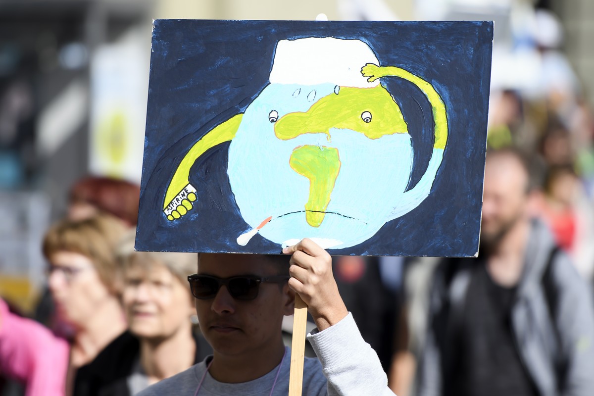 People demonstrate during a " National Climate strike " demonstration to protest a lack of climate awareness in Bern, Switzerland, Saturday, September 28, 2019. (KEYSTONE/Anthony Anex)
