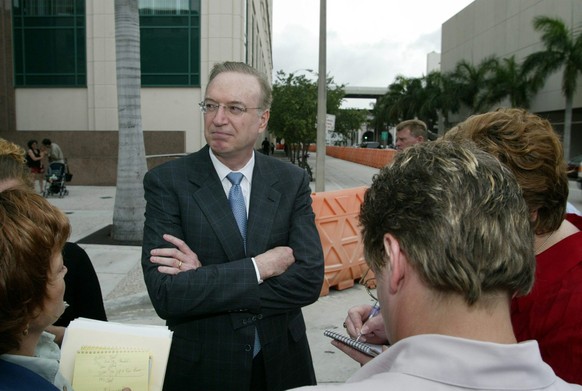 Roy Black stellt sich 2003 während dem Prozess gegen Fabio Ochoa den Medien.