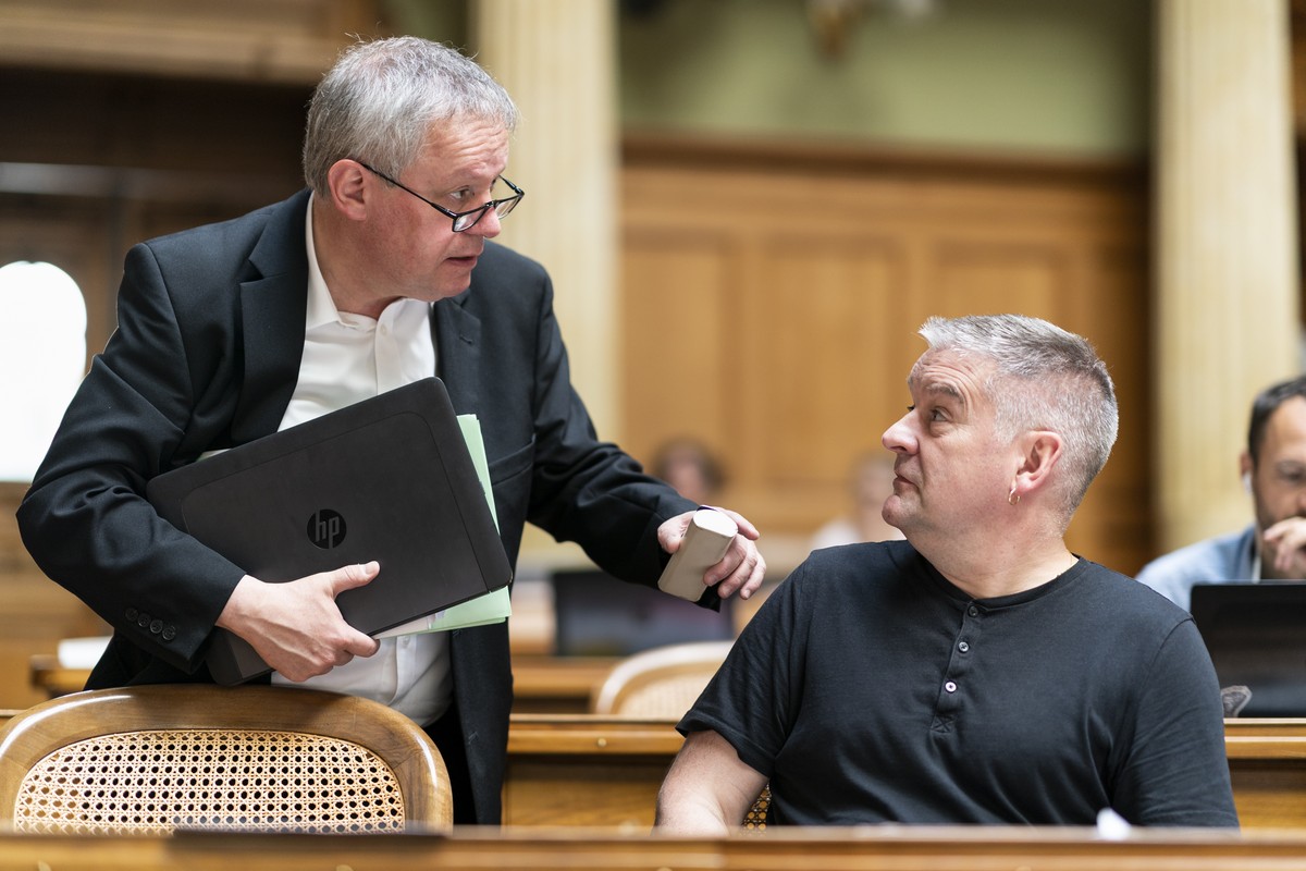 Pierre-Alain Fridez, SP-JU, links, diskutiert mit Denis de la Reussille, PdA-NE, an der Sommersession der Eidgenoessischen Raete, am Mittwoch, 5. Juni 2019 im Nationalrat in Bern. (KEYSTONE/Alessandro ...