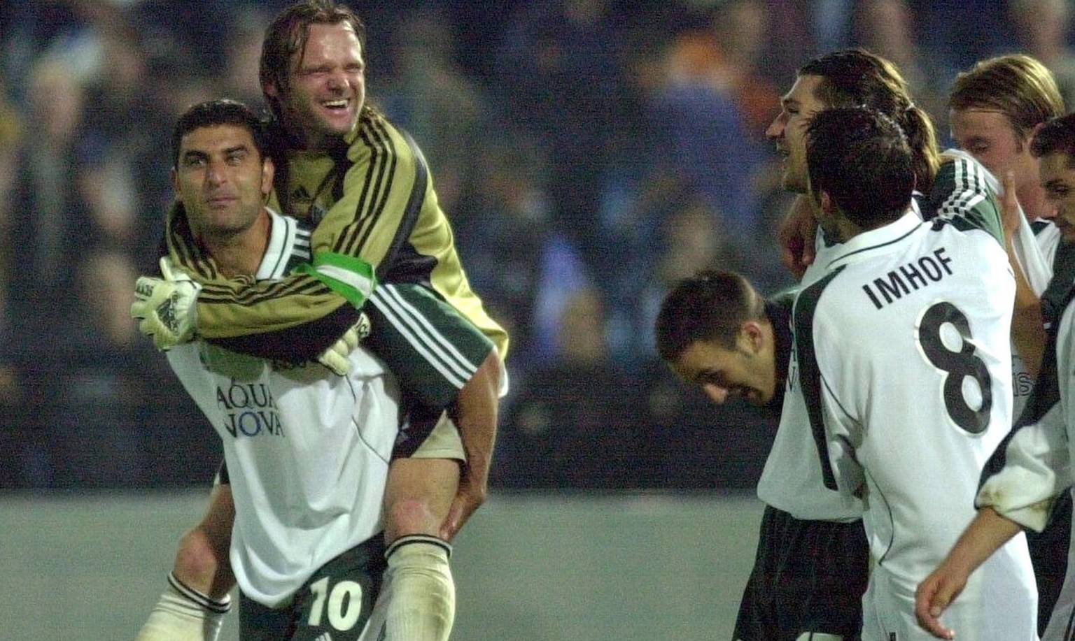 Gane Ionel, Nr.10, traegt Torhueter Joerg Stiel nach dem 2:0 Sieg im UEFA-Cup Spiel gegen Chelsea in Zuerich am Donnerstag, 28. September 2000, vom Platz. (KEYSTONE/Walter Bieri) ===ELECTRONIC IMAGE = ...