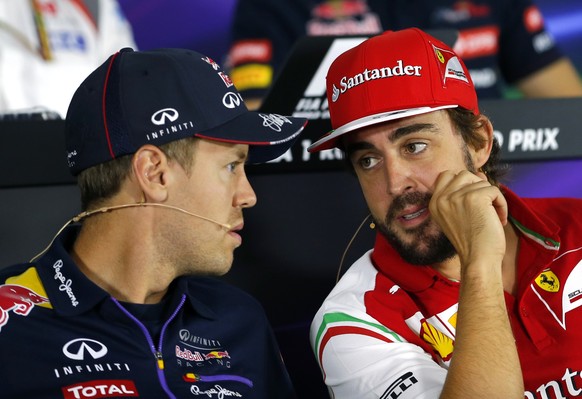 Alonso erklärt Vettel, dass der Ferrari auch nicht schneller ist als der Red Bull des Weltmeisters.&nbsp;