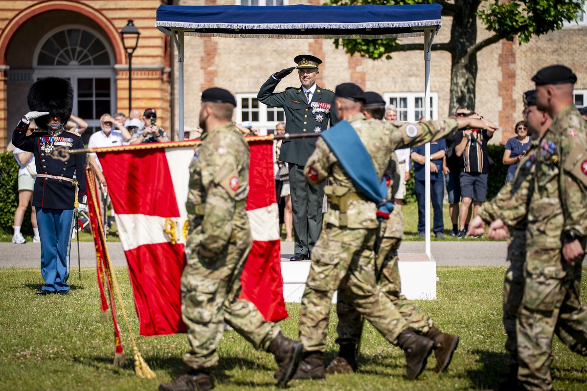 epa11441527 Denmark's King Frederik X (C) attends the Anniversary Parade at The Royal Life Guards at The Life Guard Barracks in Copenhagen, Denmark, 27 June 2024. The Danish monarch presented the ...