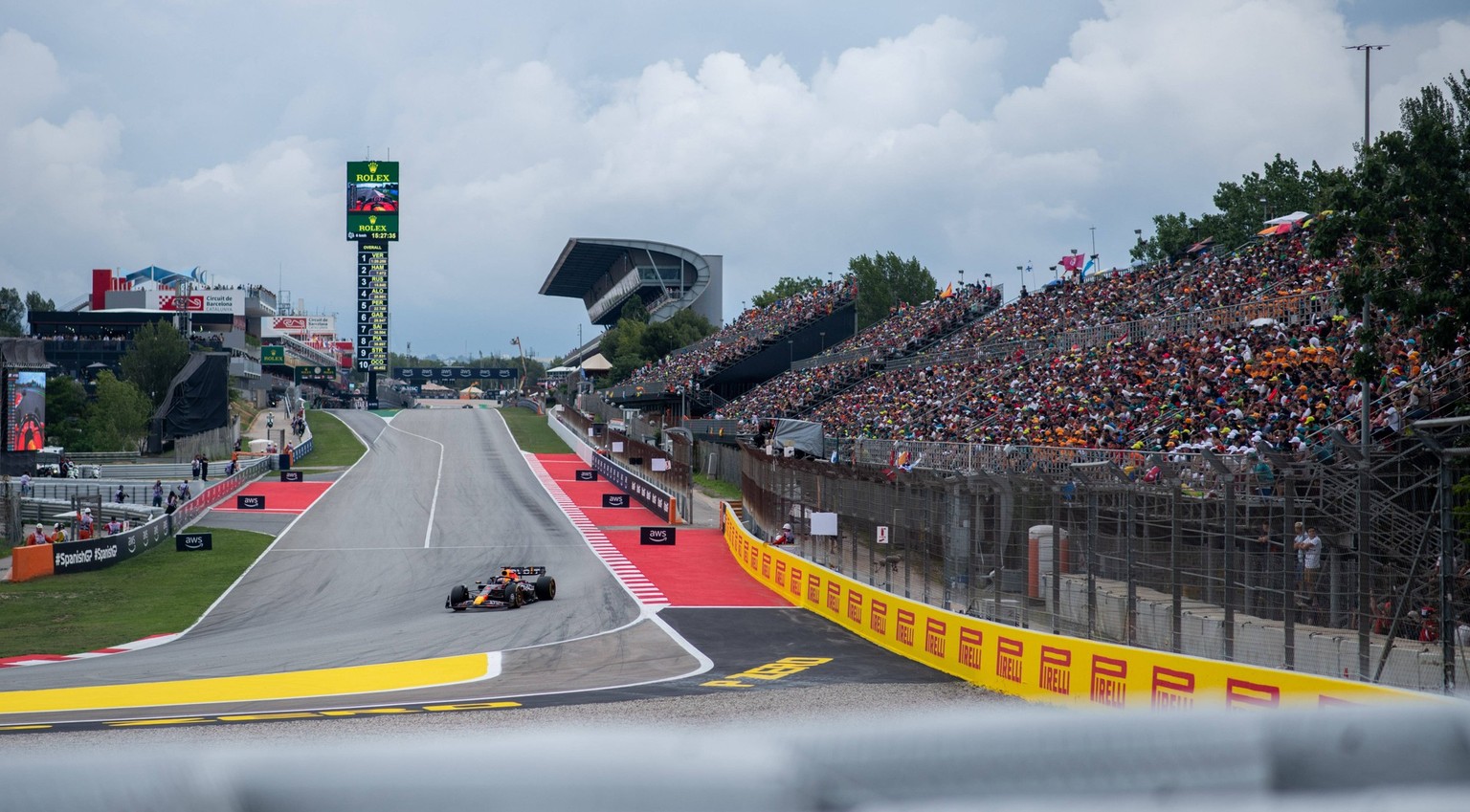 Max Verstappen NED, Oracle Red Bull Racing, 01 im RB19 auf der Start Ziel Geraden, im Hintergrund dunkle Wolken, daneben voll besetzte Tribuene mit Fans, ESP, Formel 1 Weltmeisterschaft, Grand Prix vo ...