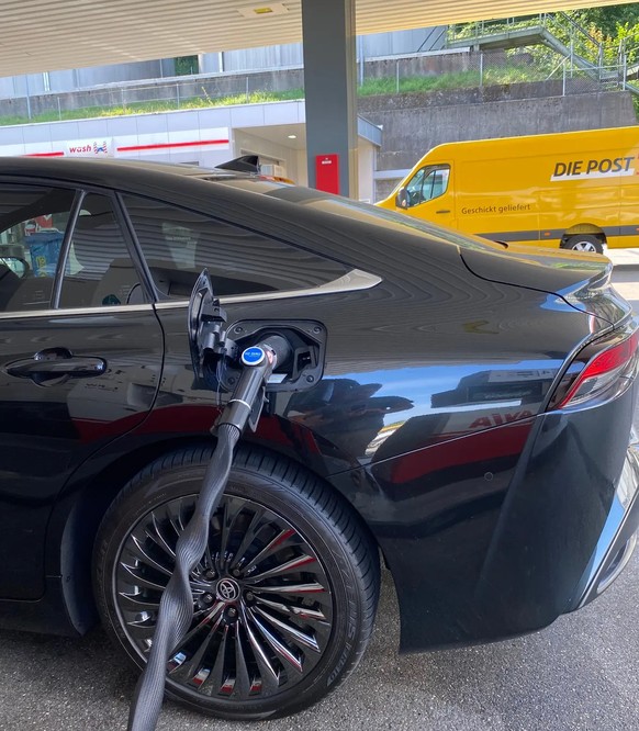 Then fill up at one of the currently eleven hydrogen filling stations in Switzerland.  The network will be further expanded.