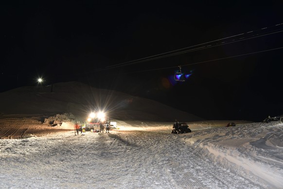 Am Donnerstagabend, 6. Februar 2020, kurz nach 22 Uhr ist im Gebiet Charenstöckli ein mit vier Personen besetzter Sessel des Sessellifts Stoos-Fronalpstock rund 10 Meter abgestürzt.