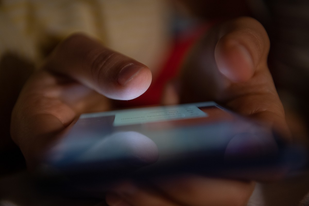ARCHIV - 10.06.2020, Baden-W�rttemberg, Stuttgart: ILLUSTRATION - Ein Smartphone wird gehalten. (zu dpa: �Nacktfotos in Sch�ler-Chats - Polizei mahnt Eltern zu mehr Kontrolle�) Foto: Sebastian Gollnow ...