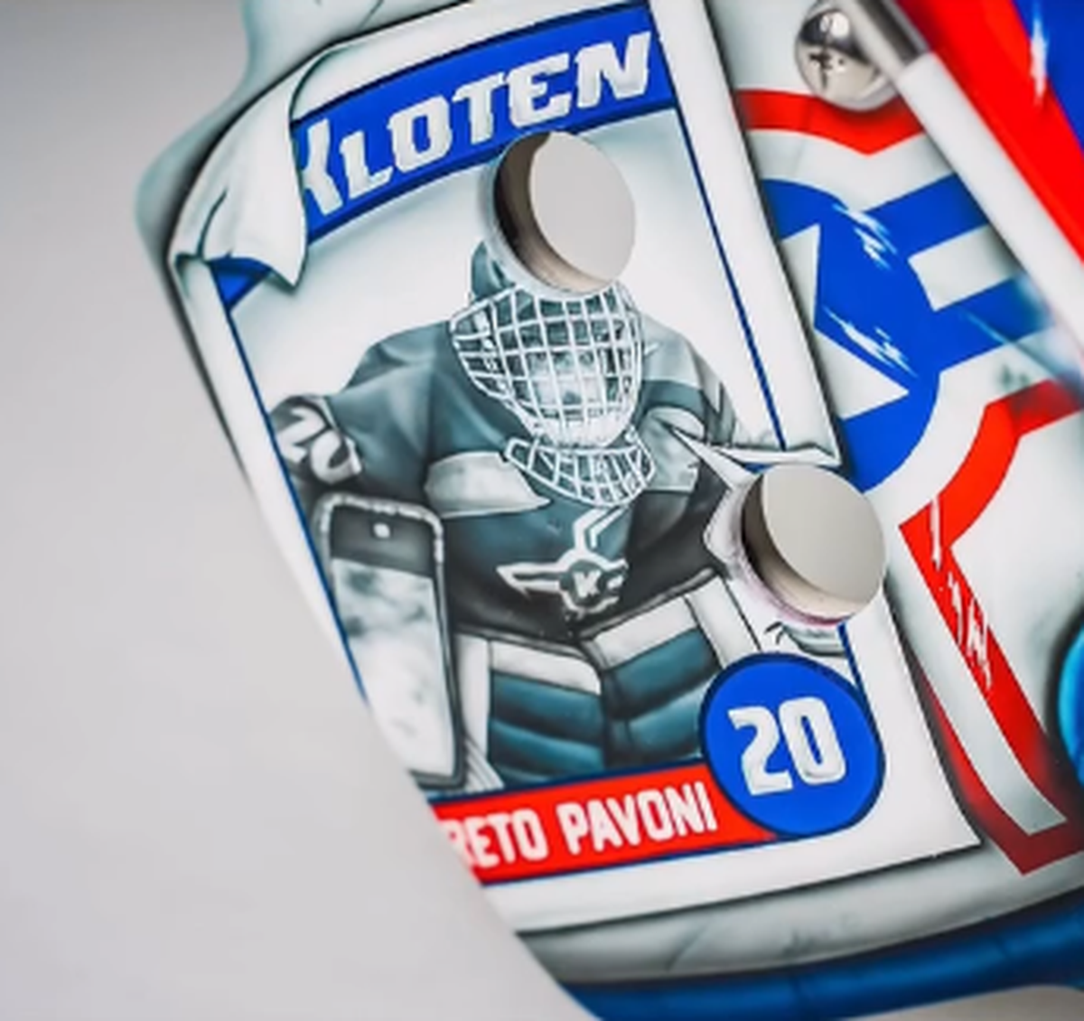 La vignette représentant Reto Pavoni, sur le casque de Reto Berra.